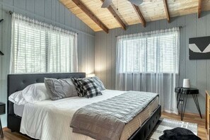 Primary Bedroom/King Bed