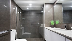 Full bathroom 2