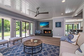 Living room (fireplace is inoperable)