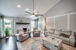 Living Room | Smart TV | Fireplace | Books | Central Heating & A/C | Free WiFi