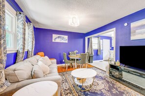 Living Room | Free WiFi | Smart TV | Electric Fireplace | Queen Sleeper Sofa