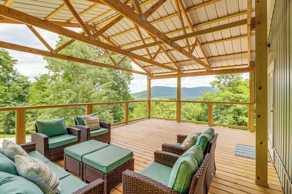 Parthenon Vacation Rental | 4BR | 2.5BA | 2,700 Sq Ft | Stairs Required