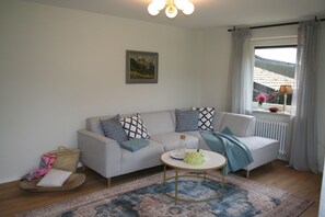 Ferienwohnung Flori, 75 m² für 2-4 Personen, Wohnzimmer, Küche, 2 Schlafzimmer, Dusche/WC, Terrasse, WLAN-Wohnzimmer