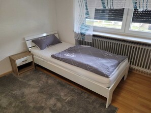 Bett zu Schlafzimmer 2