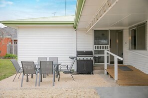  Soak up Ocean Grove’s relaxed coastal lifestyle with a large alfresco dining area and BBQ.
