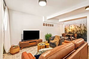 Living Room w/ smart TV