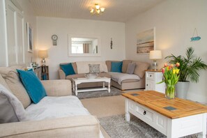 Sitting room with corner sofa and coffee table