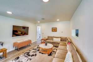Living Room | Massage Chair | 65" Smart TV | Free WiFi | Central A/C & Heating