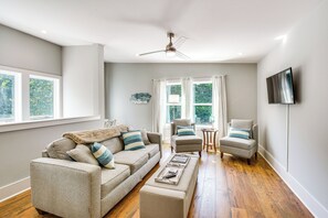 Living Room | Single-Story Apartment on 2nd Floor