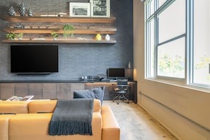 Living Area | Queen Sleeper Sofa | Free WiFi | Smart TV | Sonos Sound System