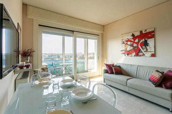 Balcony / Terrace / Patio, Living Room, Scenic View