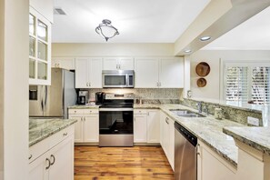 Fully equipped kitchen and BBQ grill for your culinary exploits