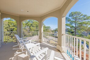 Enjoy its prime location, lavish amenities, and breathtaking ocean views.