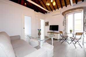 Bright lounge with air conditioning and international TV