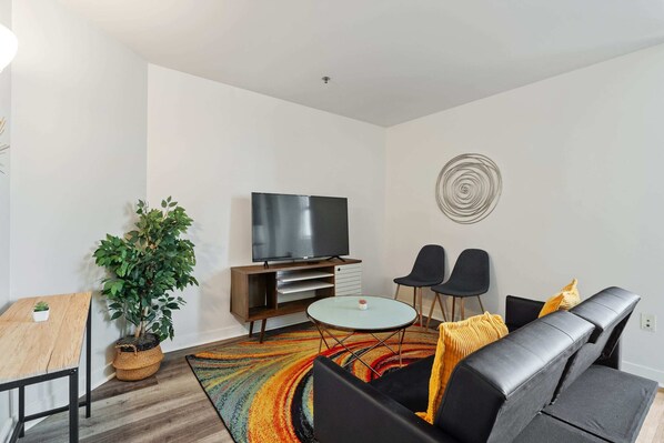 CozySuites - 1BR with Direct Skybridge Access #4