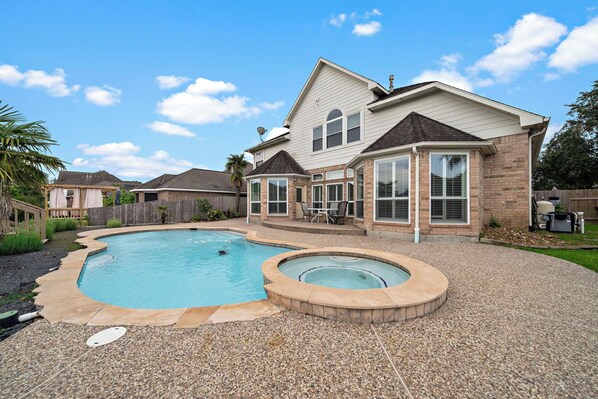 Enjoy our amazing private pool and pool spa with your family and friends. The pool spa does NOT heat and the jets are NOT functional.