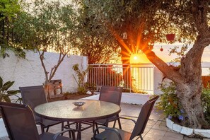 Garden Pergola Seating • Alfresco Breakfast With Sea Breeze
