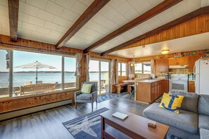Living Room | Smart TV | Board Games