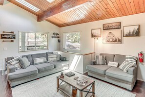 Living Room | 1st Floor | Smart TV | Free WiFi