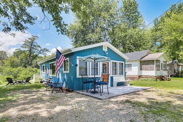 Cambridge Vacation Rental | 1BR | 1BA | 740 Sq Ft | 1 Step Required