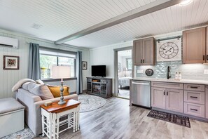 Living Room | Queen Sleeper Sofa | Smart TV | Fireplace | Single-Story Home