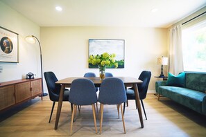 Mid-century design dining area. 