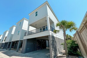 Spacious carport with BBQ and balcony for lounging