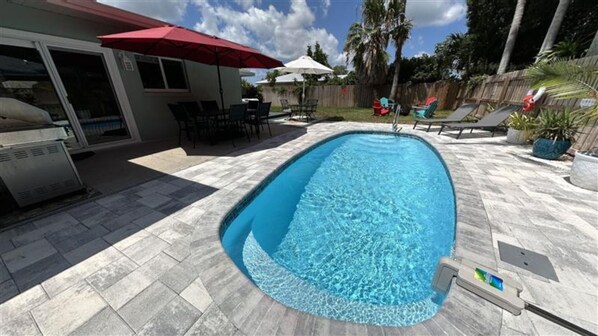 Enjoy our outdoor haven with a pool,hot tub,BBQ,outdoor furnitures & cornhole.