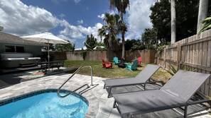 Enjoy our outdoor haven with a pool,hot tub,BBQ,outdoor furnitures & cornhole.