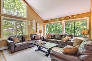 Living Room | 2nd Floor | Free WiFi | Central A/C & Heating