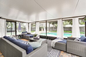 Screened-In Lanai | Outdoor Dining Table | Gas Grill