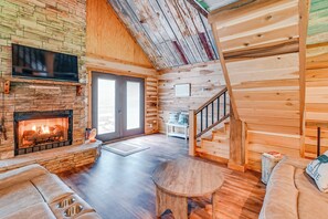 Living Room | Gas Fireplace | Smart TV | Free WiFi | 1st Floor