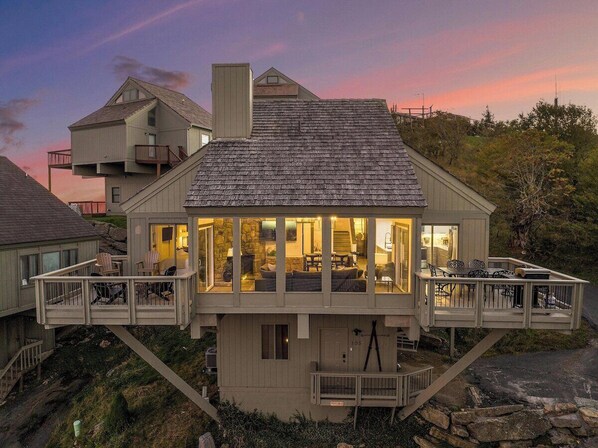 Experience life above the clouds at this serene Beech Mountain retreat!