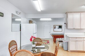 Dining Table | Dishware/Flatware