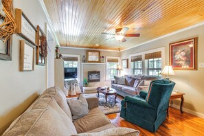 Living Room | Central Heating & A/C | Smart TV