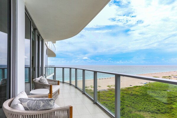 Riviera Beach Vacation Rental | 2BR | 2.5BA | 1,350 Sq Ft | Step-Free Access
