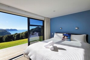 Master Bedroom with Ensuite Bathroom (1)