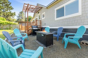 Private Backyard Area | Fire Pit | Gas Grill