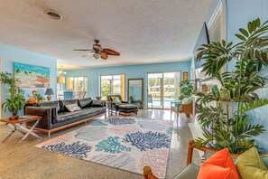 Living Room | Smart TV | Free WiFi | Central A/C & Heating