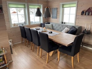 God plass rundt spisebordet, som har kvalitetsmøbler