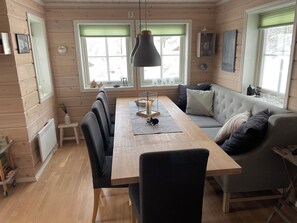 Store vinduer i hele hytta, som gjør det trivelig rundt spisebordet og i stua.
