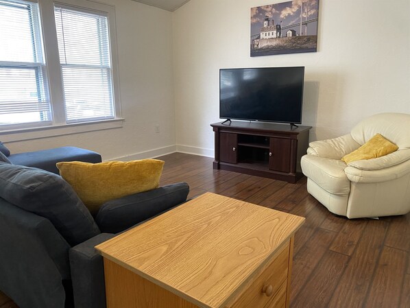 Living Area w/ 50" Smart TV