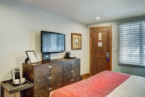 Cozy and inviting, this bedroom offers a comfortable single bed and a flat-screen TV, ideal for unwinding after a busy day. 