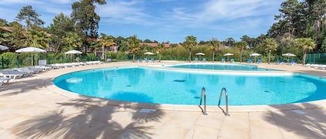 Lounge by the pool in the sunshine.Take a dip in the outdoor pool.