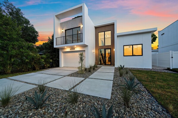 This beautiful landscaping is meticulously maintained year-round!