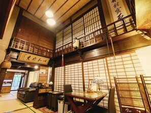 ・[Living room] The ceiling is high and it feels open.