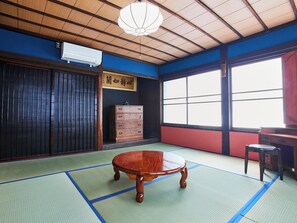 ・[Chikiri no Ma/private room, futon] A room with 8 tatami mats and a tokonoma alcove, where you can overlook the white-walled road below and hear the murmuring of the Saiyokegawa River.