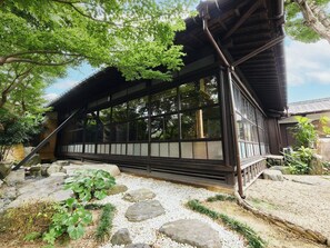 ・[Courtyard] Why not take a stroll on the stepping stones?