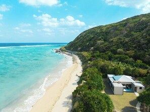 When you step out into the garden, you can see the sandy beach and the blue sea of Amami before your eyes. The sun sets over the horizon.