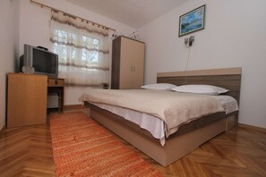 Schlafzimmer 1
